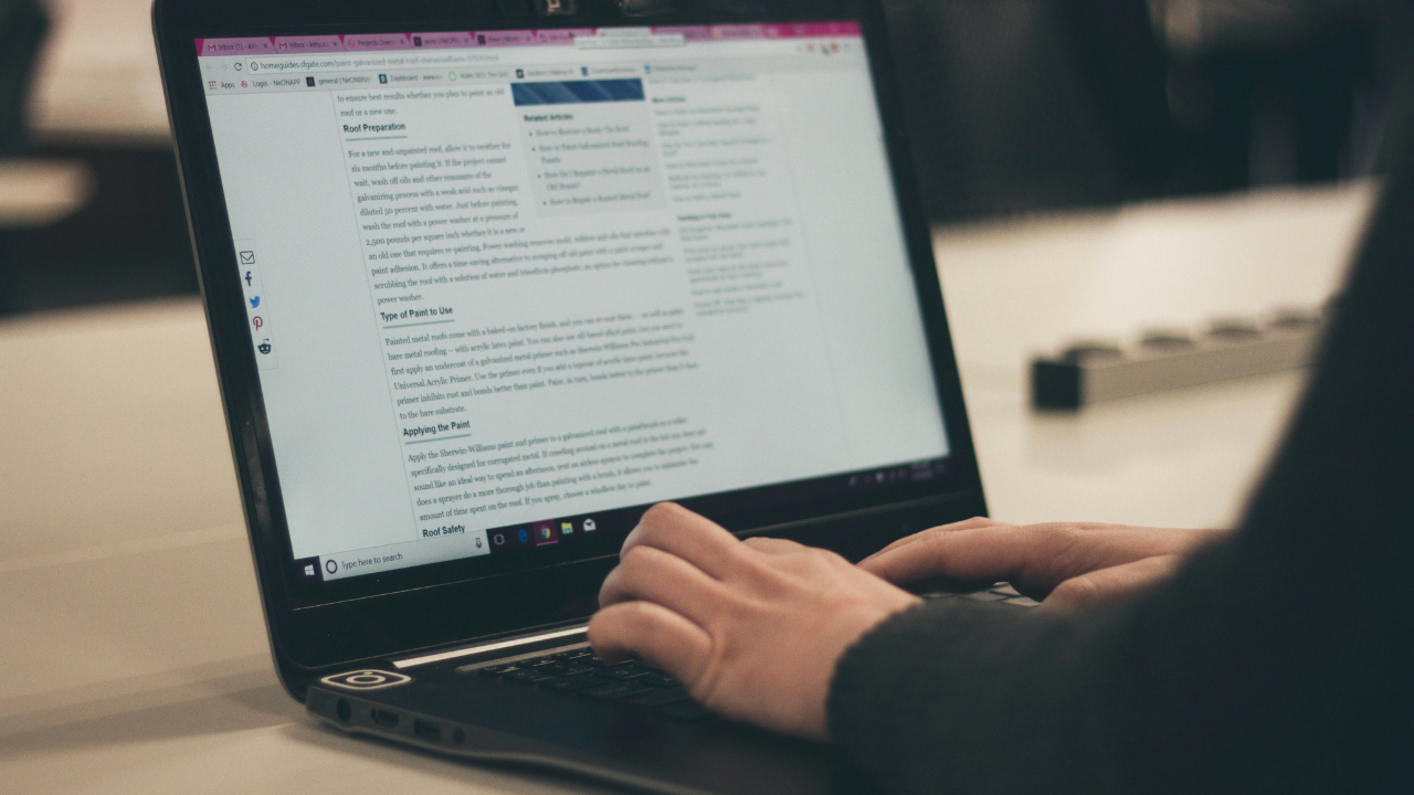 The Writing Style: Simple and Straight to the Point